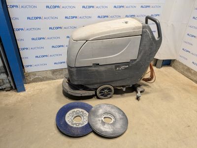 une machine posée par terre à côté de quelques disques