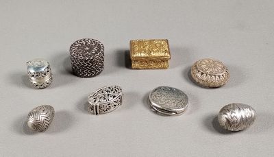 de nombreux types de bijoux en argent et en or posés sur la table