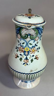 88. Pichet en faïence de Rouen, XVIIIe siècle, décor floral …