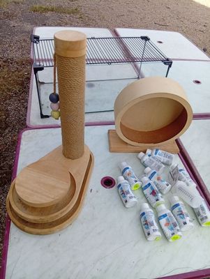 une table sur laquelle se trouve un objet en bois