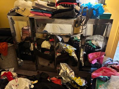 une pièce où il y a plein de vêtements par terre