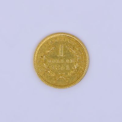 une image d'une pièce d'or sur une surface blanche