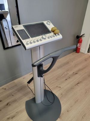 une machine posée sur un support dans la pièce