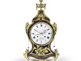 une horloge posée sur une table