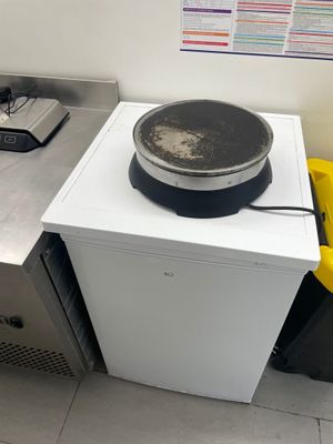 une image d'une cuisine avec une cuisinière et un lave-vaisselle