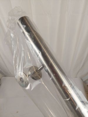 un gros plan d'une cuvette de WC recouverte d'un couvercle en plastique transparent