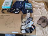 une table sur laquelle se trouvent de nombreux objets