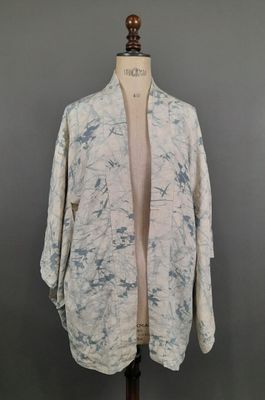 une photo d'une veste blanche et bleue posée sur un mannequin