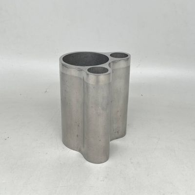gros plan d'un objet métallique sur une surface blanche