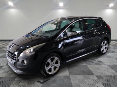 la voiture noire est garée dans le garage sur le sol en damier