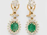 une paire de boucles d'oreilles en émeraude et diamant