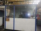 une image représentant une pièce dotée d'une grande fenêtre et de portes