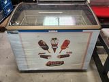 une machine à glaces qui est entreposée dans un entrepôt