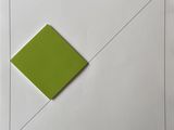 une image représentant une feuille de papier sur laquelle figure un carré vert