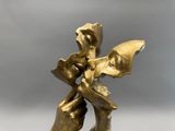 sculpture en bronze représentant une femme tenant une fleur, posée sur un socle en marbre