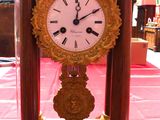 une horloge posée sur une table dans une pièce