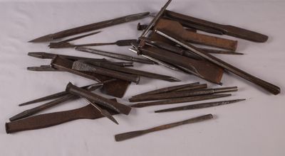beaucoup de vieux outils posés sur une table