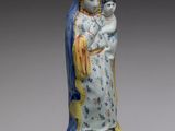 l'image d'une statue représentant une femme tenant un bébé dans ses bras