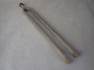 une paire de pinces posée sur une table