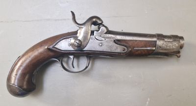 gros plan d'un pistolet sur une table à fond blanc