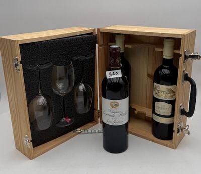 une bouteille de vin et un verre dans un coffret en bois