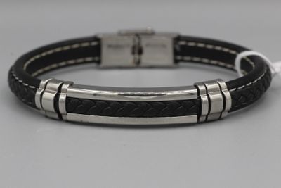 un gros plan sur un bracelet en cuir noir muni d'un fermoir en argent