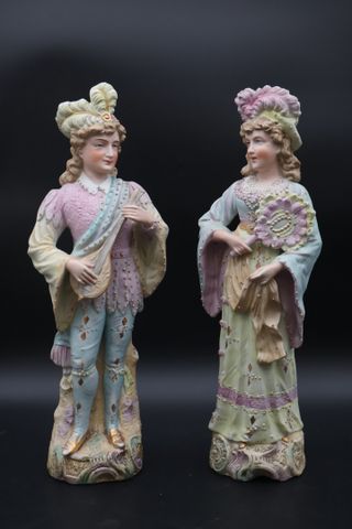 En pendant, deux personnages en biscuit polychrome. H : 37 cm