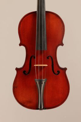 un vieux violon avec un archet sur fond blanc