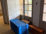 une grande caisse bleue posée dans une pièce, près d'une fenêtre