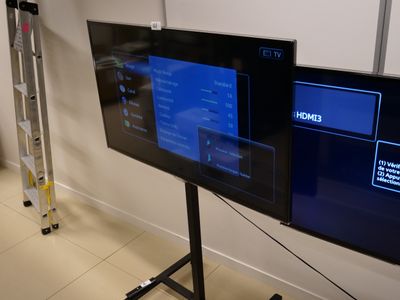 deux téléviseurs posés sur un meuble dans une pièce