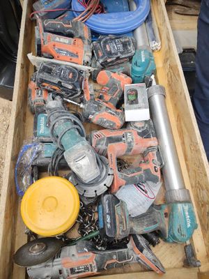 une caisse remplie d'outils électriques et d'outils qui s'y trouvent