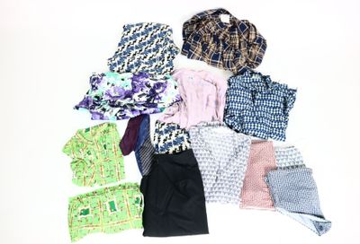 beaucoup de vêtements qui traînent sur une table
