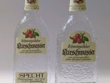 Deux bouteilles de vodka sont posées côte à côte sur une surface blanche.