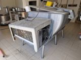 une photo d'une cuisine avec une cuisinière au milieu