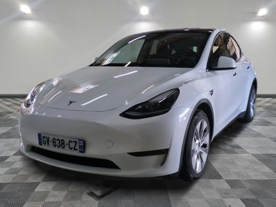 une photo d'une Tesla Model Y blanche dans un showroom