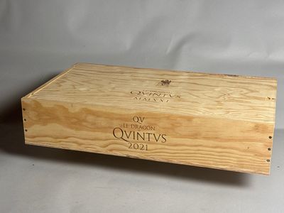 une boîte en bois vide contenant une bouteille de vin