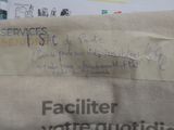 un bout de papier posé sur un sac