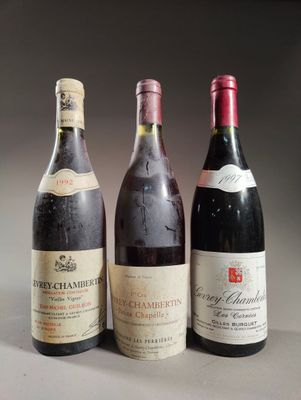trois bouteilles de vin sont alignées sur une table
