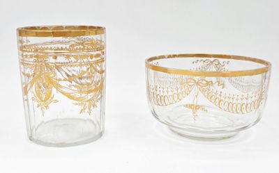deux verres posés l'un à côté de l'autre sur une table