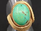Gros plan sur une bague ornée d'une turquoise