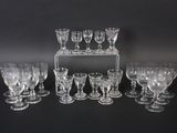 un grand nombre de verres posés sur une table