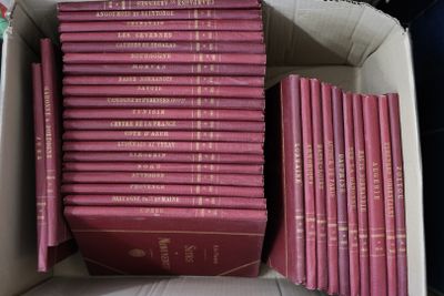 beaucoup de livres dans une boîte sur une table