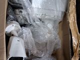 une boîte en carton contenant un certain nombre d'objets