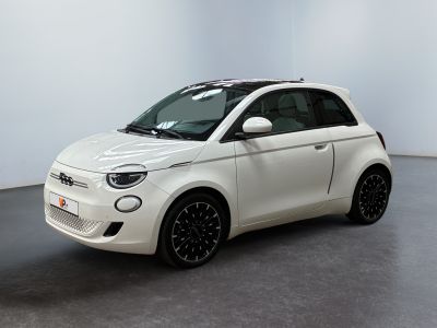 la petite voiture blanche est garée dans une grande pièce