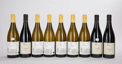 six bouteilles de vin alignées sur une table