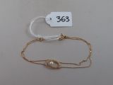 un gros plan d'un bracelet auquel est attachée une étiquette
