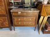 plusieurs meubles, dont une commode, une table et une chaise