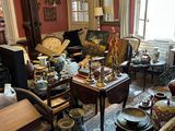un salon rempli de nombreux meubles et d'un lustre