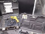 une trousse à outils posée sur le sol
