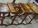 trois tables sur lesquelles ont été peintes des fleurs
